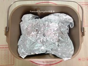 把准备好的锡纸铺垫在面包机桶中