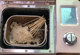 再把所剩的另一半海盐铺垫在虾的上面