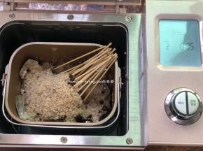 再把所剩的另一半海盐铺垫在虾的上面