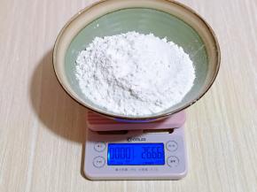 首先将面粉称重。(两个6寸披萨的量)