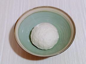 再揉成面团，盖上保鲜膜进行发酵。