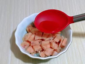 装入器具中，加入料酒。