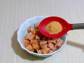 最后加入奥尔良鸡肉料。