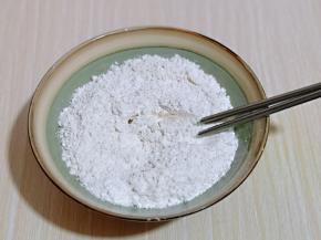 面粉加入大口器具中，加入酵母粉搅拌均匀。