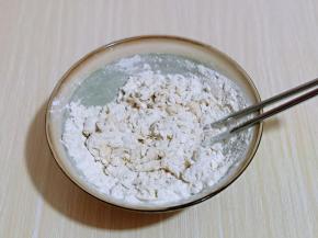 分次加入温水，用筷子搅拌成絮状。