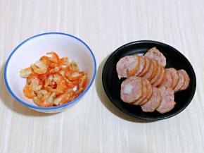 虾干温水泡20分钟，肠切片。