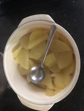 放盘子里蒸熟。