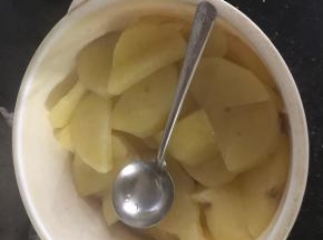 放盘子里蒸熟。