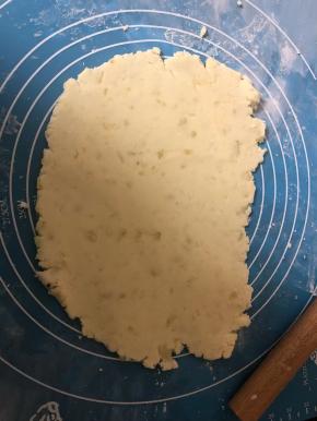 擀成厚薄均匀的面片，用圆形杯子压出，用筷子戳两个眼睛，再用勺子整出嘴巴。