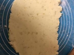擀成厚薄均匀的面片，用圆形杯子压出，用筷子戳两个眼睛，再用勺子整出嘴巴。