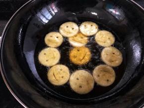 锅里倒入适量油，加热到七成热之后下入土豆饼炸至两面金黄就可以了！