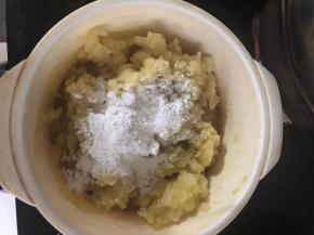 搅拌均匀后少量多次加入淀粉，揉成土豆面团。