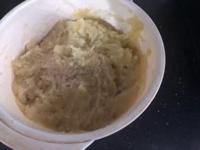 加入少量盐和胡椒粉。