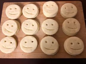 全部整好了摆在案板上。