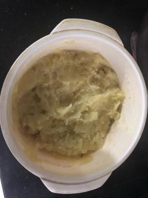 用勺子把土豆压成泥！