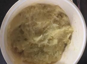 用勺子把土豆压成泥！