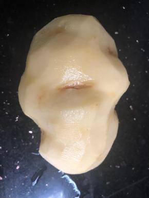 一个大土豆洗净去皮切薄片！