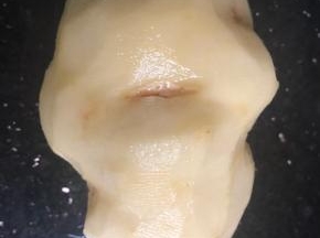一个大土豆洗净去皮切薄片！