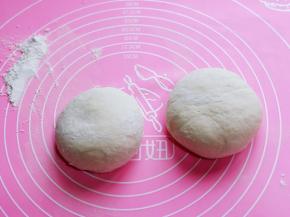 发酵好的面团分2个面团，揉圆醒发10分钟。