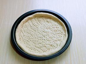 取一块面团，擀圆，用叉子叉出洞洞眼。