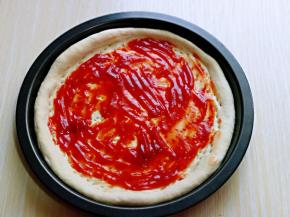 涂上番茄酱。(可以根据个人口味选择酱料)