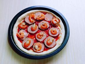 再摆上香肠虾干。