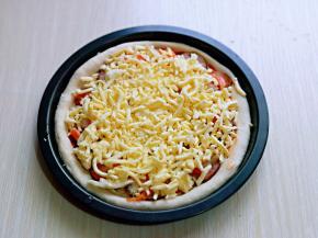 撒上马苏里拉芝士，将另外一个同样做好。