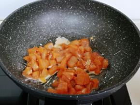 起油锅，加入腌制好呢鸡胸肉，小火翻炒。