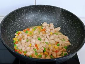 加入白砂糖提鲜，大火收汤至浓稠即可关火，盛出备用。