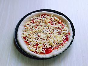 撒上一层马苏里拉芝士。