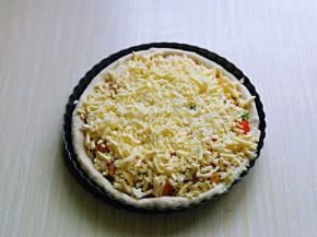 最后再撒上一层马苏里拉芝士，两个披萨做法一样。