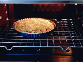 将披萨盘入烤箱中层。