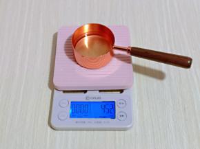 首先将花生油称重。