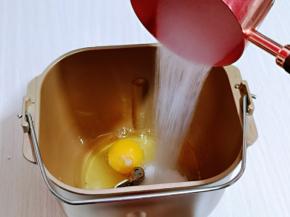 再加入白砂糖，牛奶。