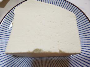 准备豆腐一块，切小块焯水备用。