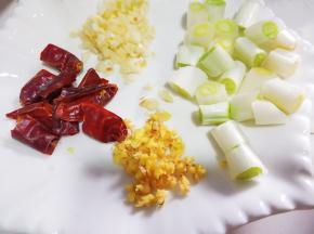 切好葱姜蒜，和干辣椒。