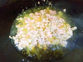 热油先炒牛肉沫至变色。
