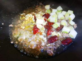 放干辣椒，葱姜蒜炒出香味。