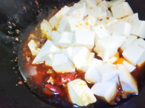 加入少量水煮开，到入豆腐翻匀。