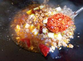 再放辣椒面炒香。