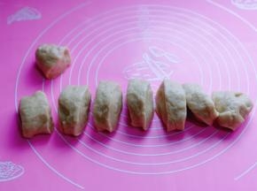 将发酵好的面团分割8等份，盖上保鲜膜松弛10分钟。