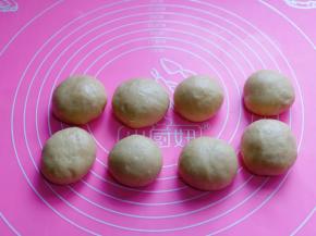 松弛好的面团收口朝下，捏紧，再揉圆。