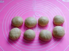 松弛好的面团收口朝下，捏紧，再揉圆。