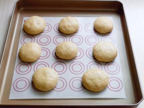 放在垫好油纸的烤盘中，用收轻轻按压，并间隔距离。