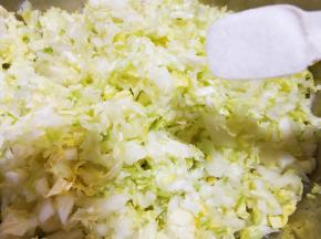 放盐腌制十分钟除去多余水份。