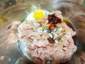 肉馅里放蚝油，生抽，鸡蛋，盐，胡椒粉，料酒。