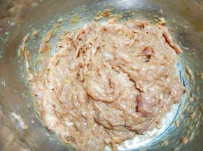 肉馅顺一个方向搅匀。