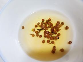 花椒提前用开水寖泡半小时以上。