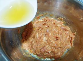分次到入调好的肉馅里搅匀。