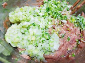 放白菜和葱搅匀。